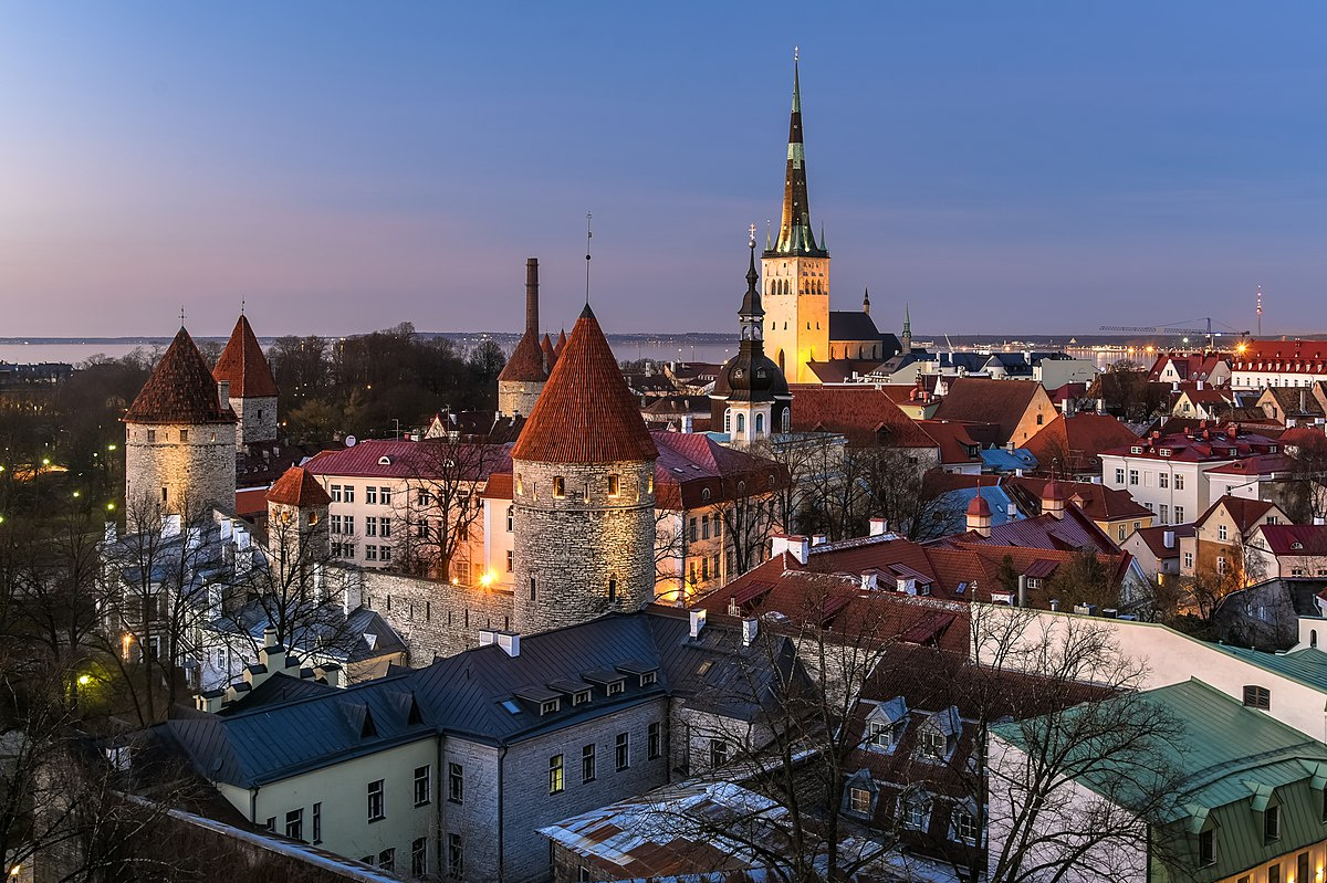 widok z góry na miasto nocą